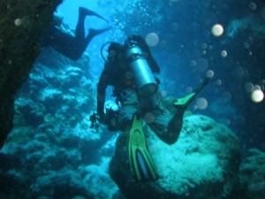 divers weaving through