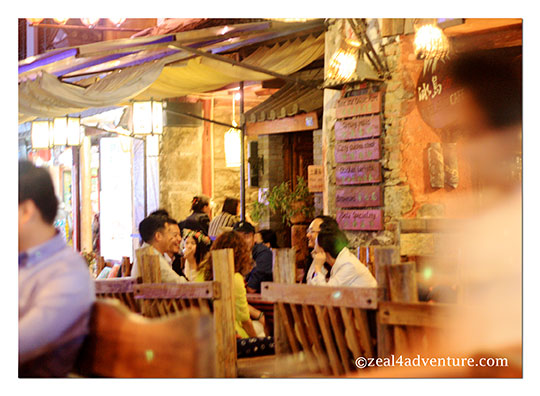 dining-scene-foreigners-street