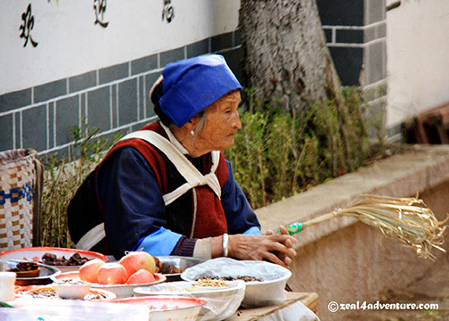 shuhe-naxi-selling-food