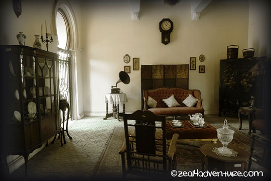 Kellies-Castle-living-room-reolica